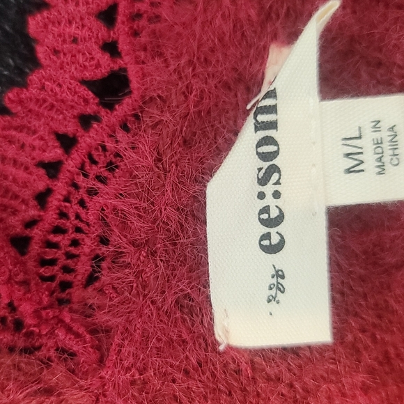 NWOT Eesome Fuzzy Eyelash Sweater with Embroidered Lace Detail Sleeve Size M/L - Picture 7 of 10